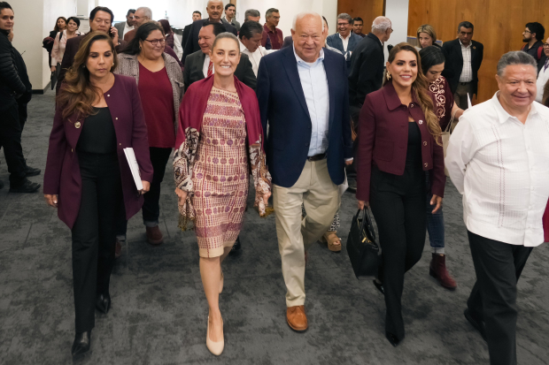 Claudia Sheinbaum, junto a gobernadores y gobernadores morenistas.