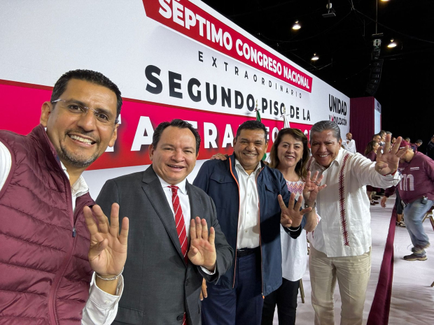 Joaquín Díaz Mena gobernador electo de Yucatán, en el centro a la izquierda.