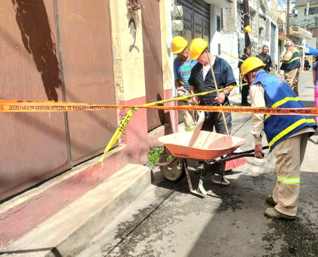 Continúan los trabajos para remover los escombros tras explosión en Coyoacán.