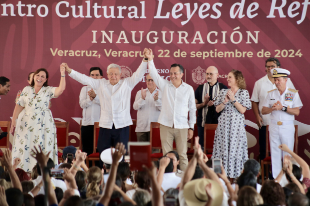 AMLO levanta las manos de Cuitláhuac García y Rocío Nahle.