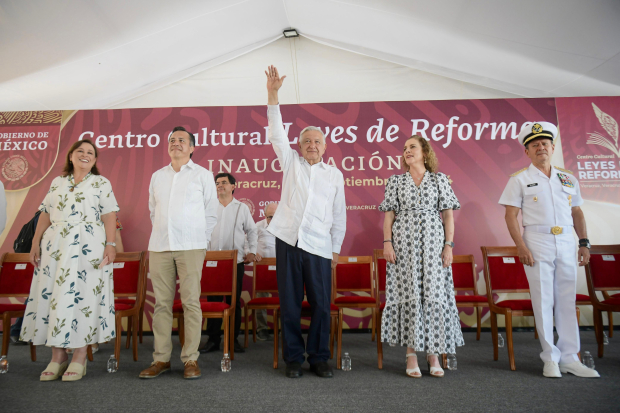 AMLO inauguró el centro cultural Leyes de Reforma en Veracruz.