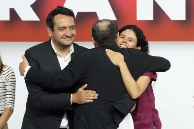 Andrés Manuel López Beltrán, junto a la próxima dirigente de Morena, Luisa Alcalde.