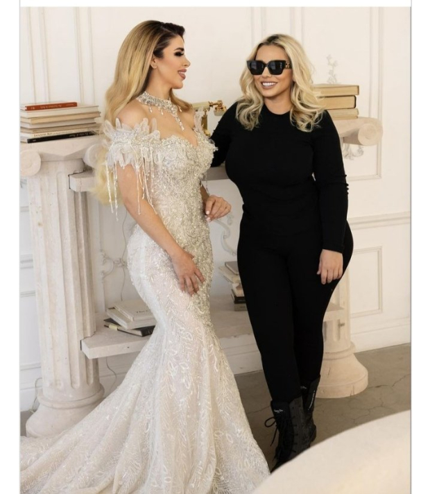 Emma Coronel (izq.) junto a la diseñadora April Black Diamond, en foto que compartió en redes sociales la titular de la casa de moda del mismo nombre.