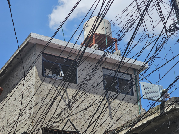 Una vivienda tiene los vidrios rotos  por la onda expansiva.