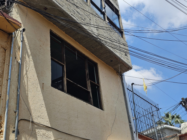 Otra casa tiene su ventana rota luego del siniestro del sábado.