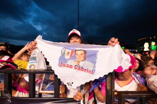 Fans del Divo de Juárez llevaron paliacates con el rostro del ídolo.