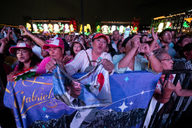 Seguidores cantan a todo pulmón los éxitos de Juan Gabriel.