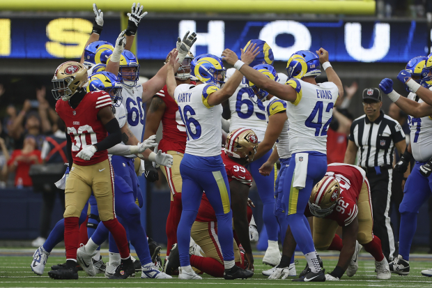 Los Angeles Rams celebran después de un gol de campo contra los San Francisco 49ers durante la segunda mitad de un partido de la NFL