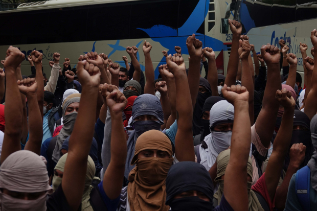 Manifestantes por Ayotzinapa.