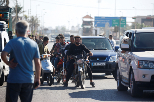 Víctimas a bordo de autos y motos abarrotan carreteras para salir de las zonas devastadas.