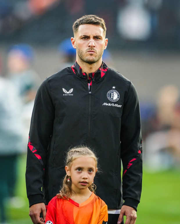 Santiago Giménez en un duelo del Feyenoord en la presente campaña de la Champions League