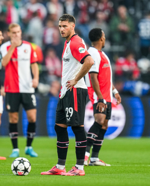 Santiago Giménez en un duelo del Feyenoord en la presente campaña de la Champions League