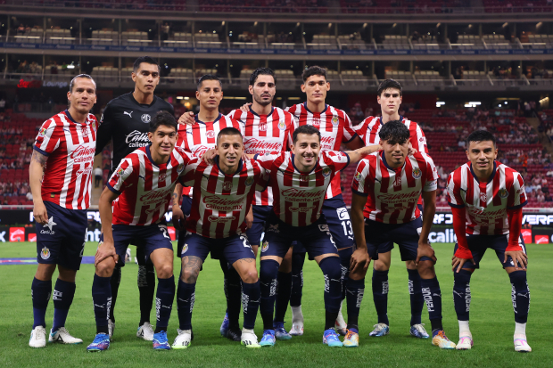 Jugadores de las Chivas antes de un partido del AP2024 de la Liga MX