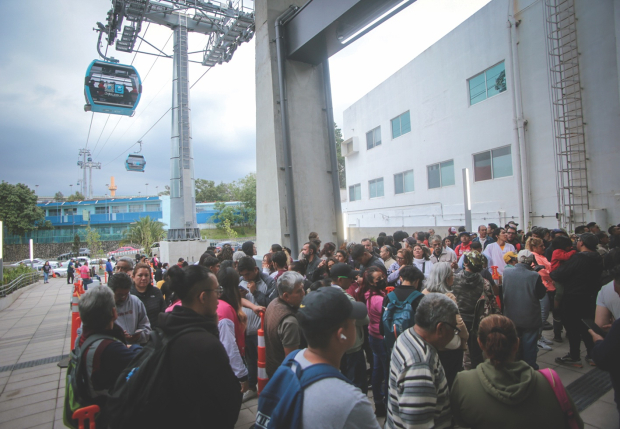 Primeros usuarios de la Línea 3 del Cablebús, ayer, en la inauguración.