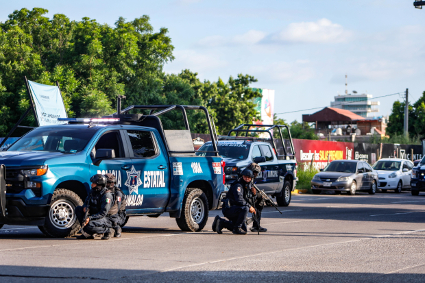 Policías estatales durante una balacera en Culiacán, el pasado 21 de septiembre.