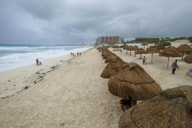 Cielos nublados y lluvias se observan en el horizonte del mar desde las playas de Cancún esto ante la proximidad de la Tormenta Tropical Helene.