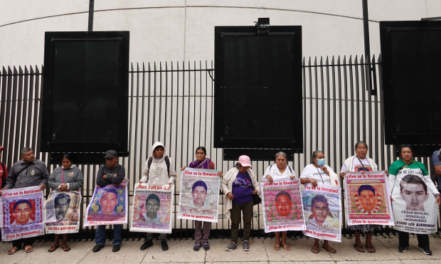 Padres de los normalistas se manifestaron antes, en el mismo lugar.