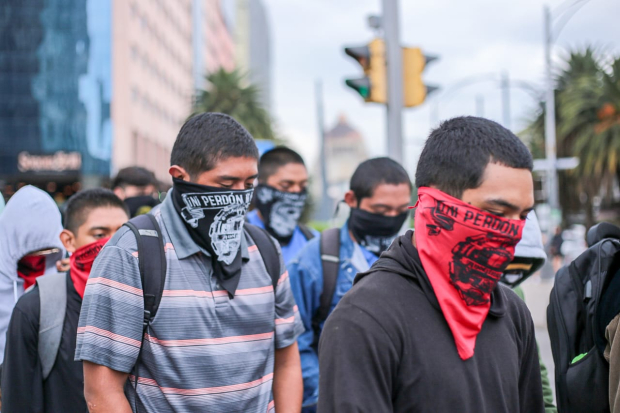 Estudiantes de Ayotzinapa se reúnen en el antimonumento en el marco del décimo aniversario de la desparición de los 43