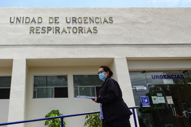 Una persona asiste al Instituto Nacional de Enfermedades Respiratorias en la CDMX, el 17 de julio.