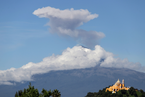 Pirámide de Cholula con el Popocatépetl de fondo.