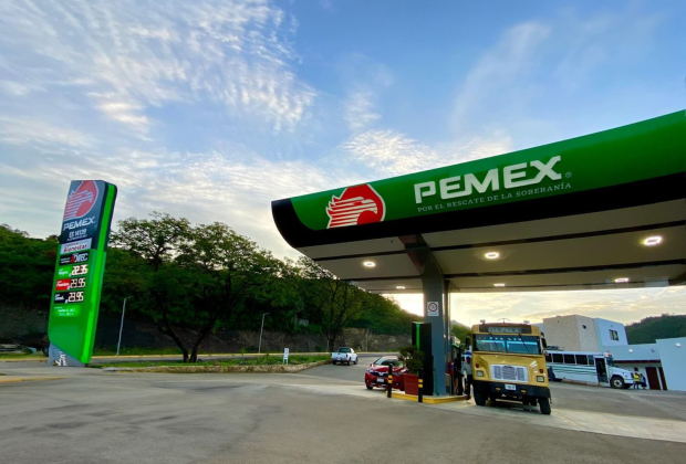 Pemex pasaría a ser "empresa pública" con la reforma.