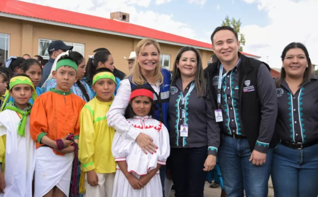 Niños y niñas de los pueblos rarámuri, guarijío y pima celebran la apertura de dormitorios en el CIS Eréndira, Guachochi.