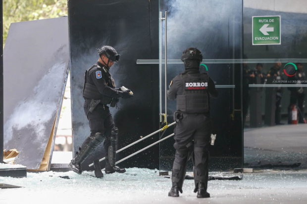 Retiran explosivos del Senado, que aventaron manifestantes normalistas.