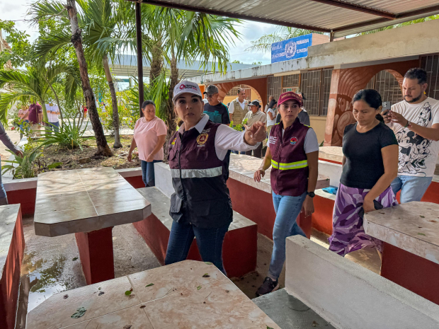 La gobernadora de Quintana Roo, Mara Lezama, escuchando a residentes de Cancún mientras supervisaba las labores de recuperación en áreas inundadas.