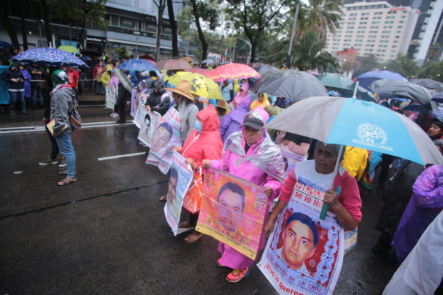 Padres y madres de los 43 normalistas acompañados de varios contingentes marcharon y exigieron justicia.