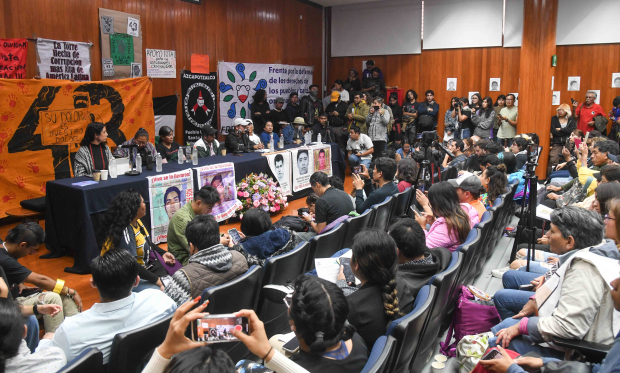 Conferencia de los padres de los normalistas, ayer, en la Facultad de Filosofía de la UNAM.