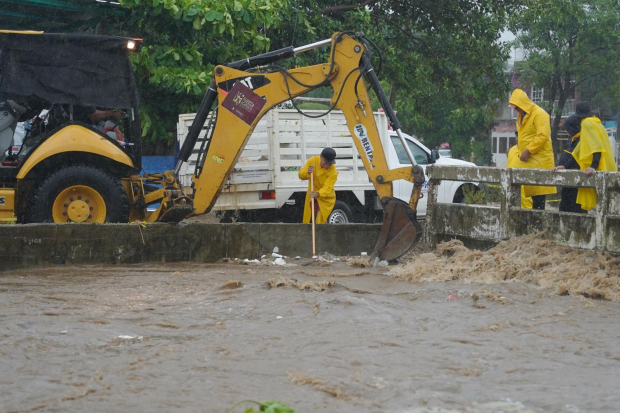 Equipos de rescate trabajan arduamente en Acapulco, mientras la presidenta municipal coordina la ayuda a los damnificados.