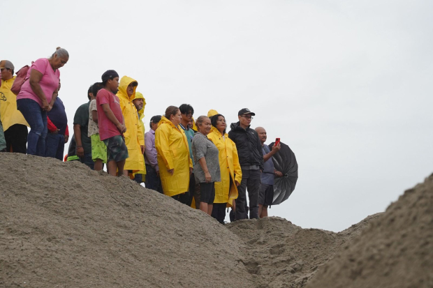 Voluntarios y autoridades colaboran en las tareas de rescate en Acapulco, ayudando a familias afectadas por la tormenta tropical 'John'.