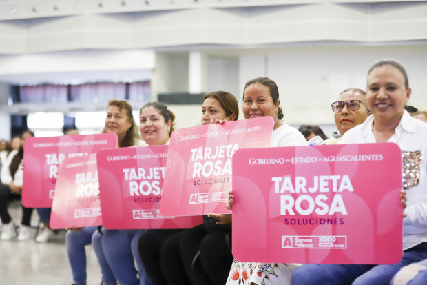 Mujeres beneficiadas con la Tarjeta Rosa reciben apoyo económico para mejorar sus comunidades.