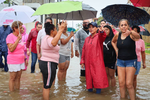 La gobernadora Evelyn Salgado Pineda, ayer, en reunión con habitantes de las colonias afectadas.