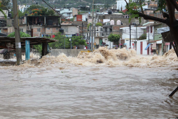 Destrozos por el paso de John en Guerrero.