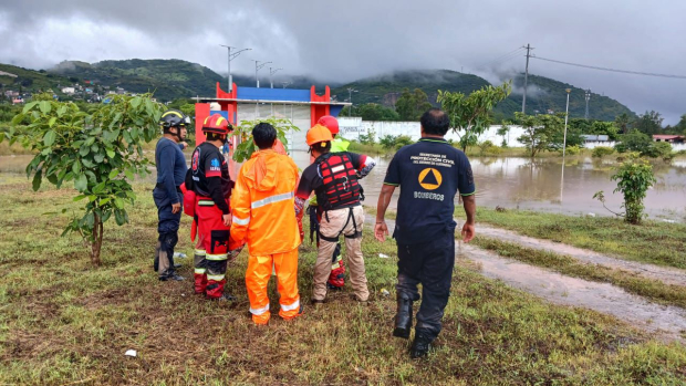 Personal de Protección Civil rescata a una familia y su mascota tras inundaciones en Chilpancingo.