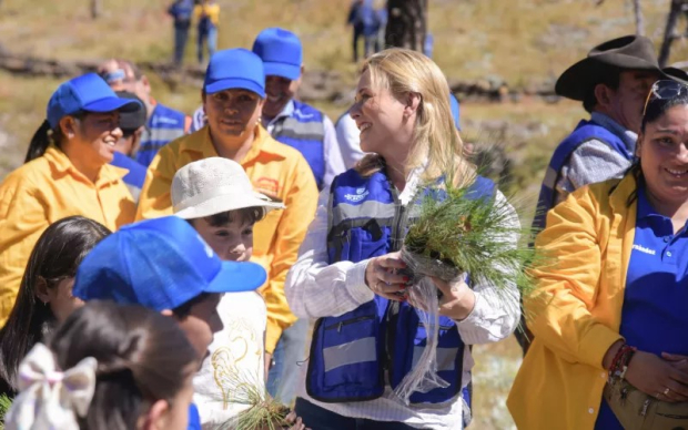 La gobernadora Maru Campos y Leonor Pintado impulsan la reforestación en beneficio de 10 mil habitantes de la Sierra Tarahumara.