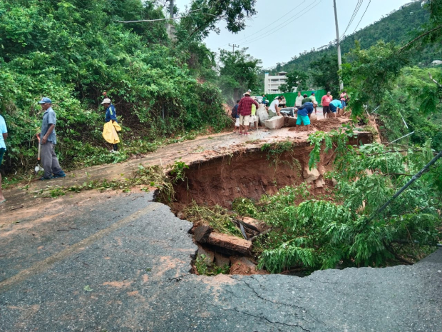 Zonas afectadas por el huracán "John" en Acapulco reciben atención del gobierno local, con la apertura de 27 refugios temporales.