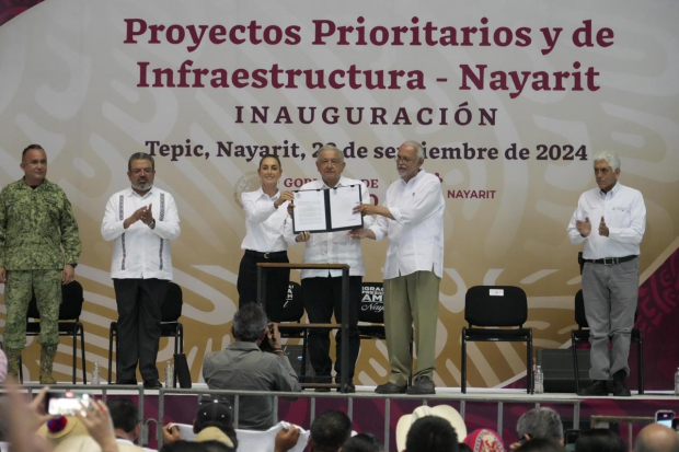 La Presidenta electa de México, Claudia Sheinbaum, acompaña al Presidente López Obrador en la inauguración de obras clave en Nayarit.