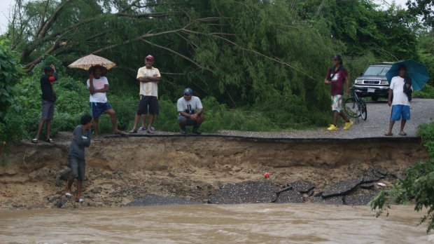 Estragos por avance de John afectaron a Oaxaca.