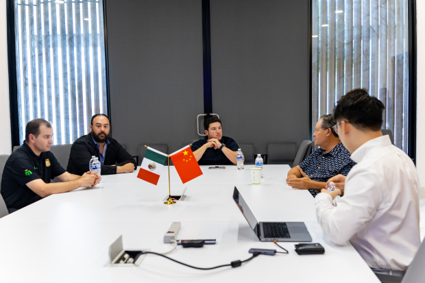 El gobernador Samuel García en reunión con directivos de Hofusan Industrial Park.