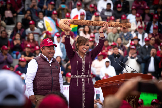 La gobernadora Lorena Cuéllar recibió un bastón de mando por el alcalde de Apizaco.