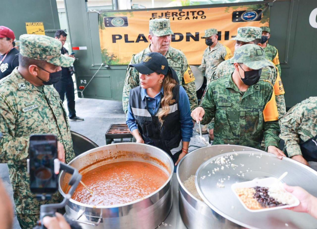 Diariamente se reparten más de 2 mil 500 raciones de comida en el albergue en Expo Mundo Imperial.