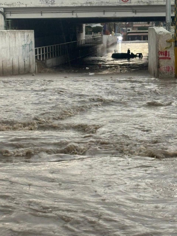 Así se ven las calles de Tultitlán, tras las inundaciones que provocaron las fuertes lluvias.