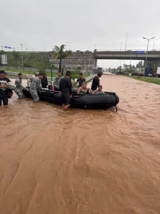 Sedena ha rescatado a personas con ayuda de lanchas.