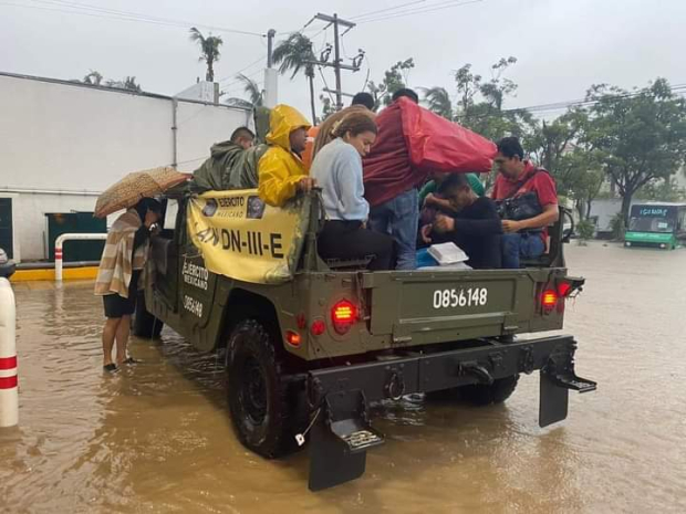 Sedena apoya a población afectada en Guerrero.