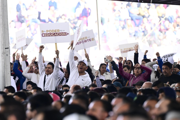 Delfina Gómez ante 30 mil personas en Valle de Chalco, donde reafirmó el compromiso de su administración con el bienestar y desarrollo social.