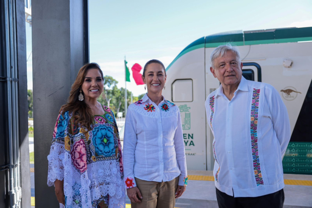 AMLO junto a Claudia Sheinbaum y Mara Lezama, gobernadora de Quintana Roo.