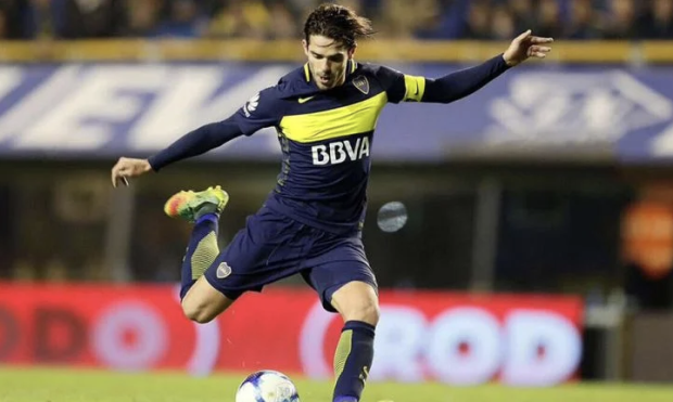 Fernando Gago en un partido como capitán de Boca Juniors