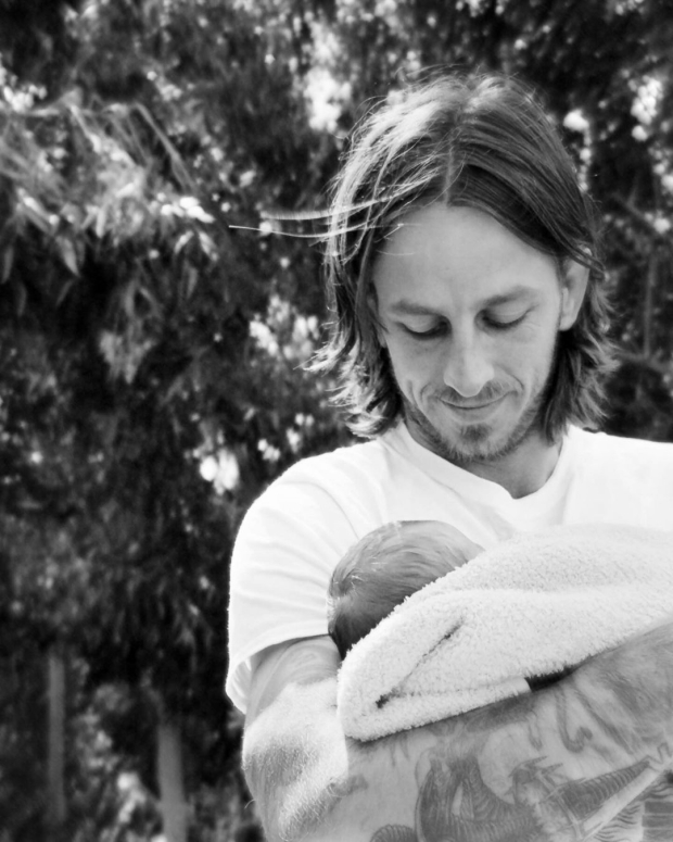 Riley Hawk, esposo de Frances Cobain, con su hijo